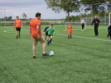 Laatste training S.K.N.W.K. JO7-1 (partijtje tegen de ouders) van maandag 27 mei 2024 (19/180)